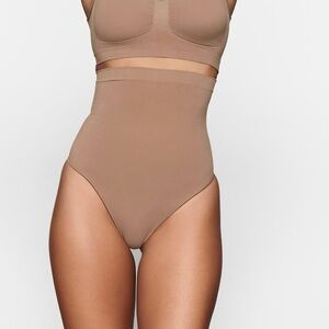 SKIMS Seamless Sculpt High-Waisted Thong - SMALL Sienna.